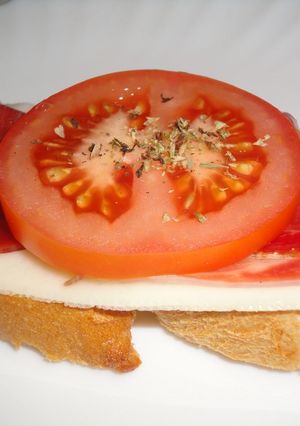 Una foto de Pintxo de jamón serrano con queso y tomate