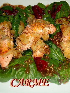 Una foto de Ensalada de espinacas con salmón y vinagreta de nueces