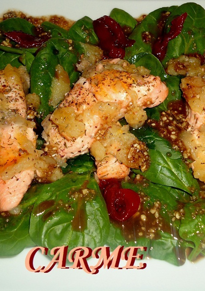 Una foto de Ensalada de espinacas con salmón y vinagreta de nueces