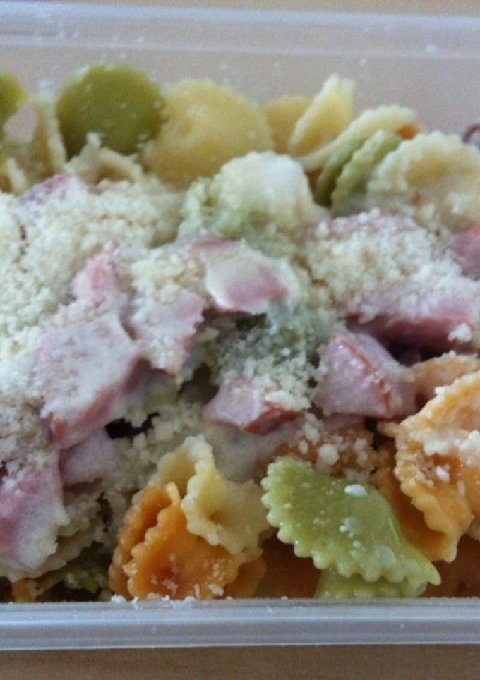 Una foto de Pasta con salchichas y queso