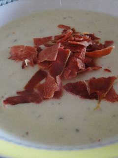 Una foto de Crema de champiñones con crujiente de jamón