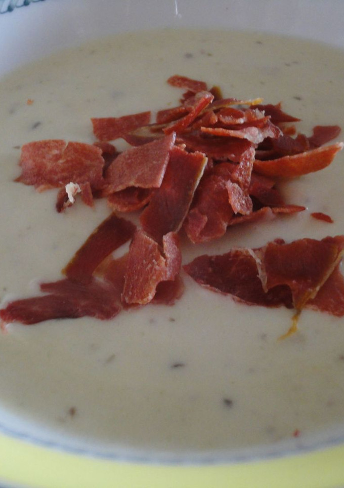 Una foto de Crema de champiñones con crujiente de jamón
