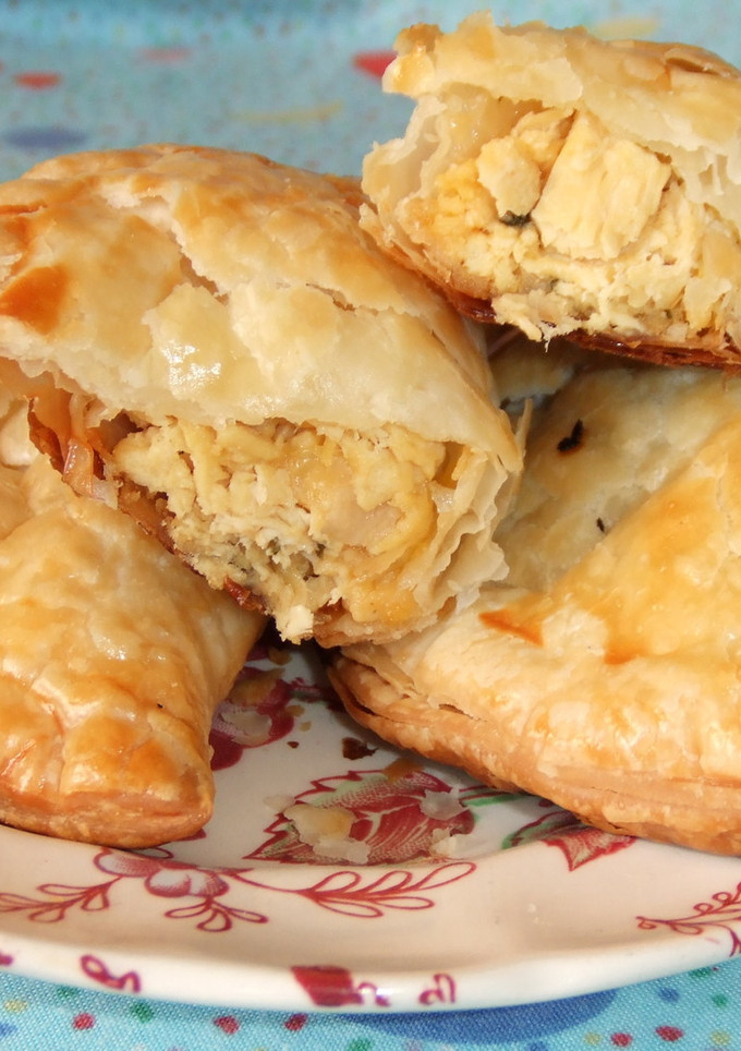 Una foto de Empanadas de pollo y queso al horno