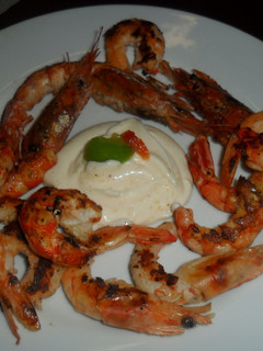 Una foto de Langostinos y gambas a la plancha con mayonesa al ajo