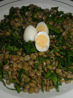Una foto de Ensalada de lentejas y espinacas frescas