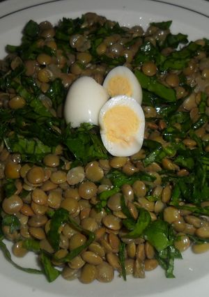 Una foto de Ensalada de lentejas y espinacas frescas