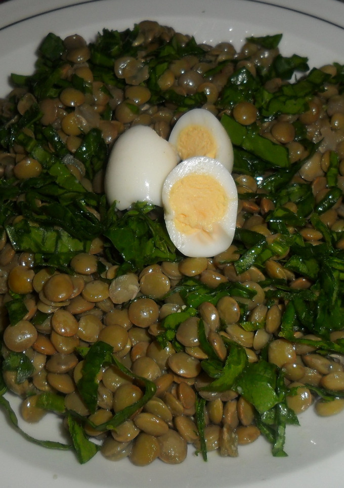 Una foto de Ensalada de lentejas y espinacas frescas