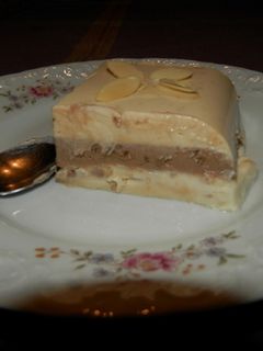 Una foto de Tarta de tres clases de turrón