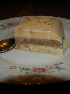 Una foto de Tarta de tres clases de turrón