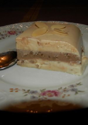 Una foto de Tarta de tres clases de turrón
