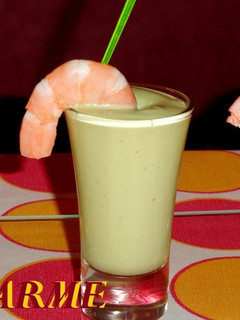 Una foto de Chupitos de aguacate y langostinos