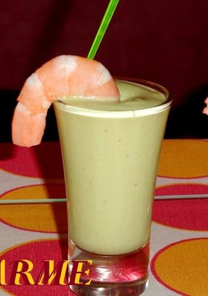 Una foto de Chupitos de aguacate y langostinos