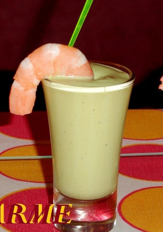 Una foto de Chupitos de aguacate y langostinos