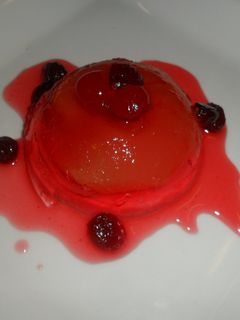 Una foto de Manzanas a la sidra en gelatina de fresa