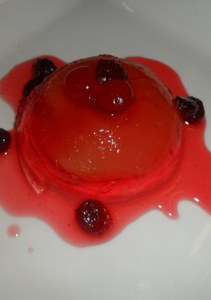 Una foto de Manzanas a la sidra en gelatina de fresa