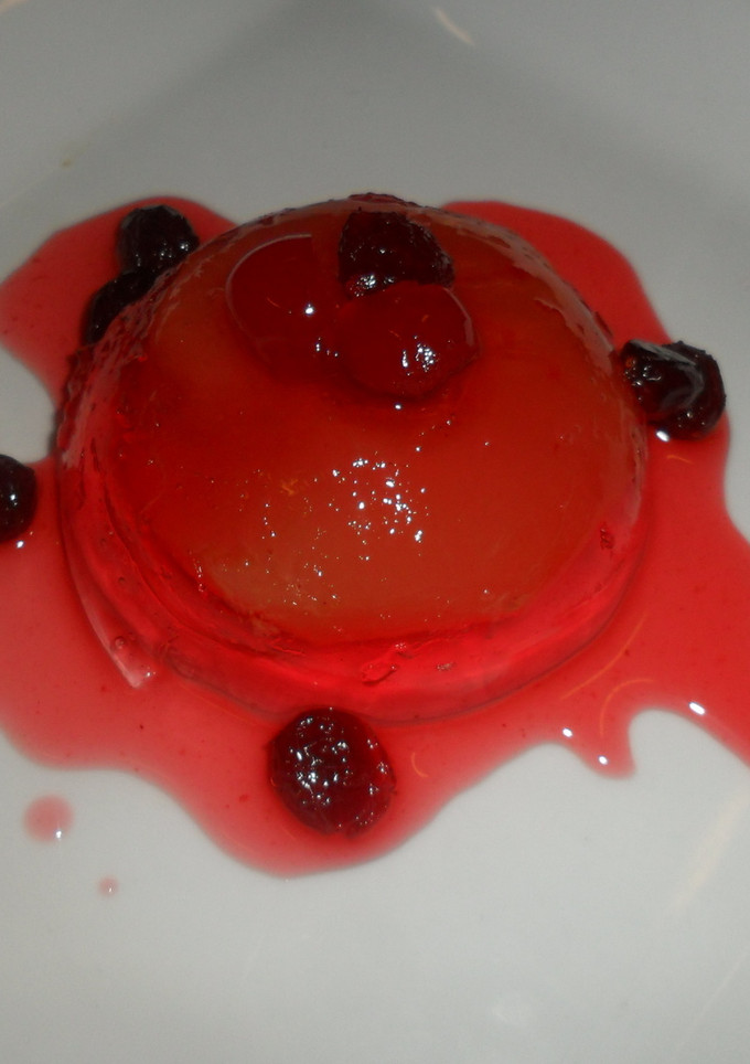 Una foto de Manzanas a la sidra en gelatina de fresa