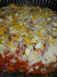 Una foto de Pizza de carne con jamón y queso