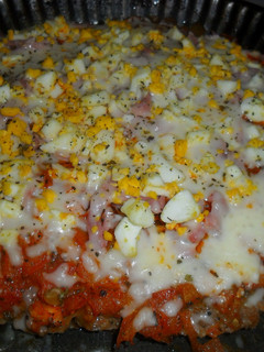 Una foto de Pizza de carne con jamón y queso
