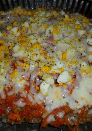 Una foto de Pizza de carne con jamón y queso