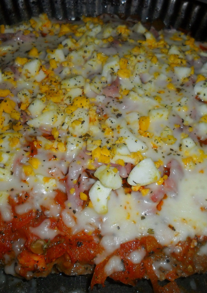 Una foto de Pizza de carne con jamón y queso