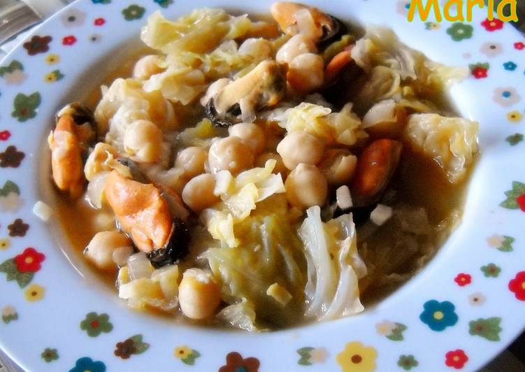 Mejillones guisados con garbanzos y berza