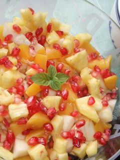 Una foto de Macedonia fresca con salsa de mascarpone y limón