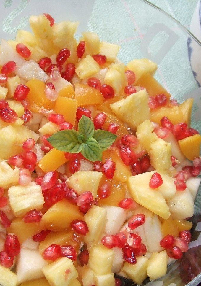 Una foto de Macedonia fresca con salsa de mascarpone y limón