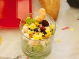 Vasito salado de ensalada de gambas y salsa rosa