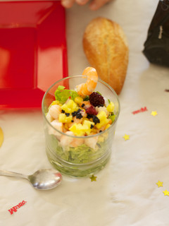 Una foto de Vasito salado de ensalada de gambas y salsa rosa
