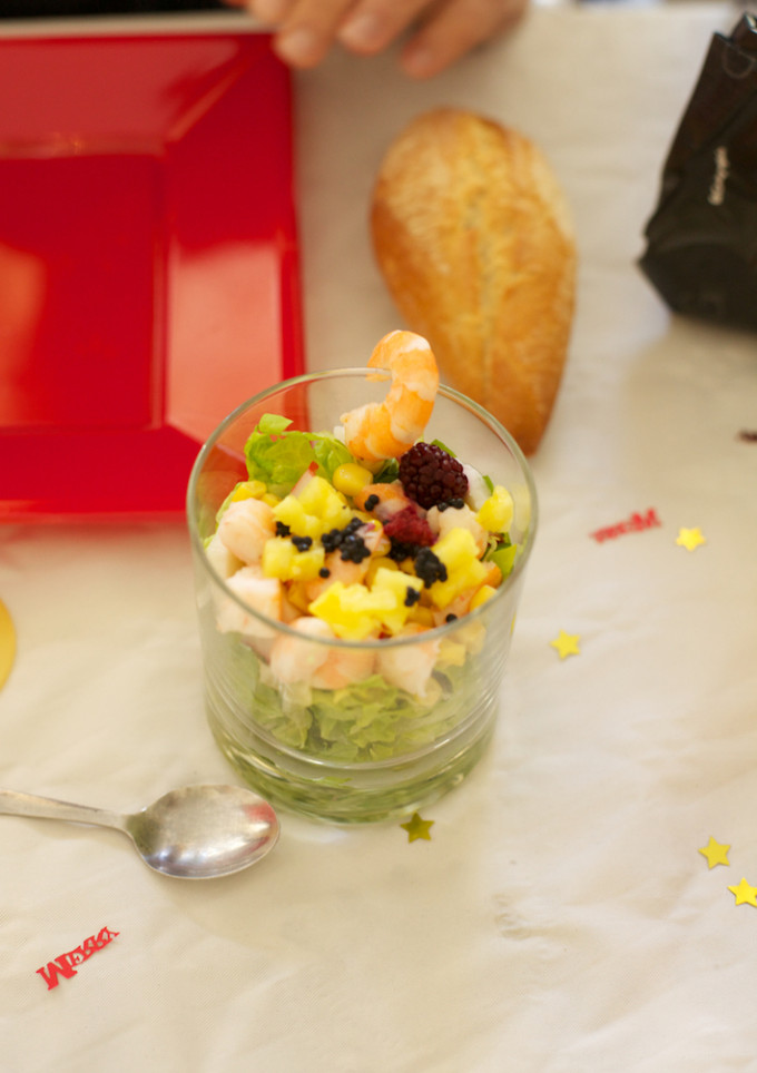 Una foto de Vasito salado de ensalada de gambas y salsa rosa