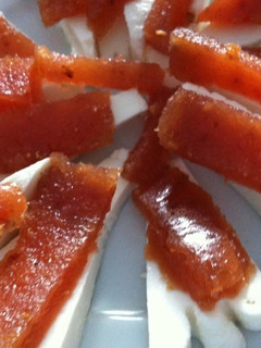 Una foto de Queso fresco con membrillo