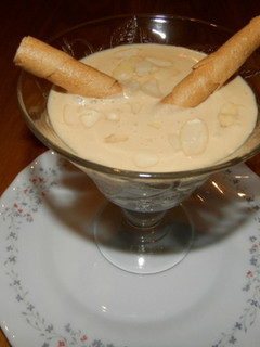 Una foto de Copa de turrón de jijona, baileys y nata