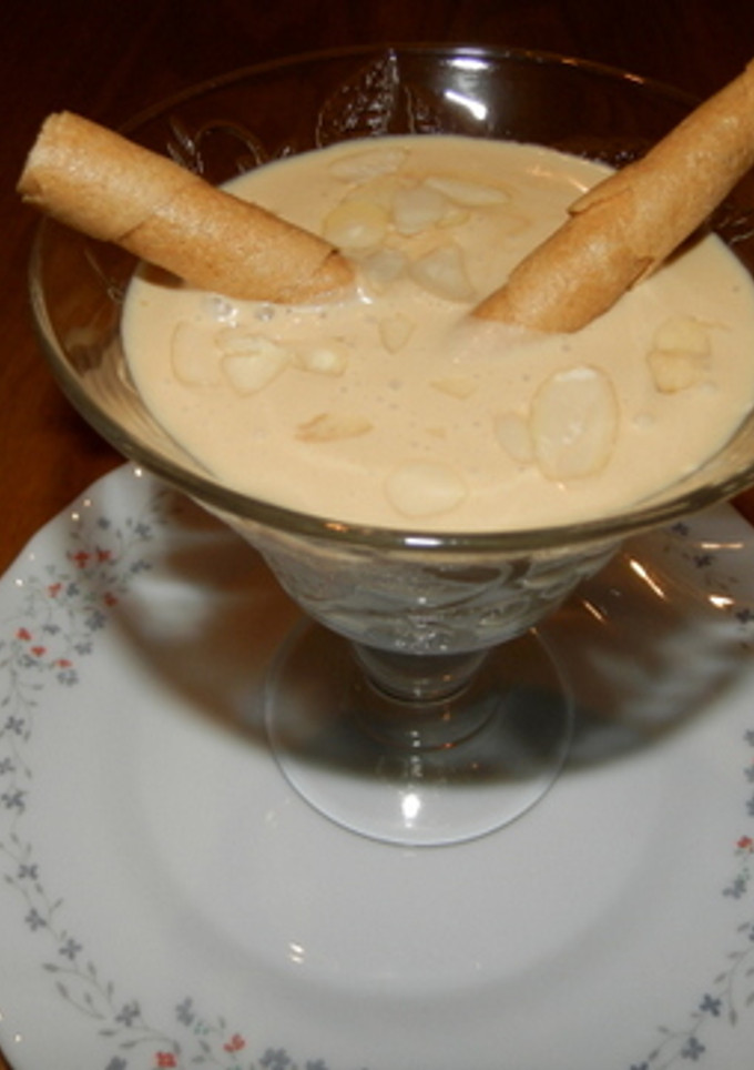 Una foto de Copa de turrón de jijona, baileys y nata