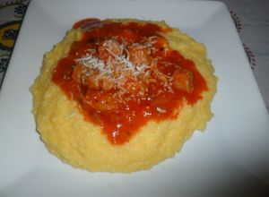 Foto principal de Polenta con queso cremoso y salchichas en salsa de tomate