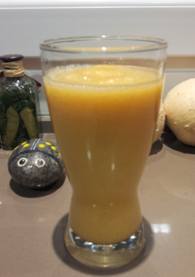 Una foto de Batido smoothie de manzana, pera y naranja