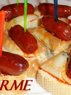 Una foto de Pinchos de chorizo y queso gratinado