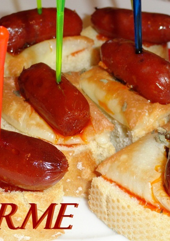 Una foto de Pinchos de chorizo y queso gratinado