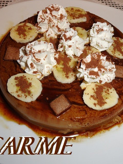 Una foto de Flan de café al cacao y plátano