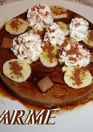 Una foto de Flan de café al cacao y plátano