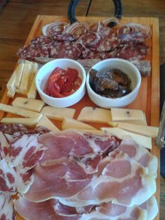 Una foto de Mini tabla de queso y fiambre