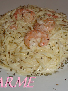 Una foto de Espaguetis con crema de tres quesos y langostinos