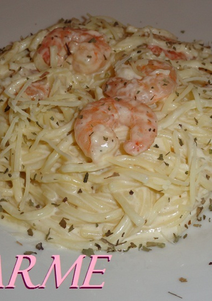 Una foto de Espaguetis con crema de tres quesos y langostinos