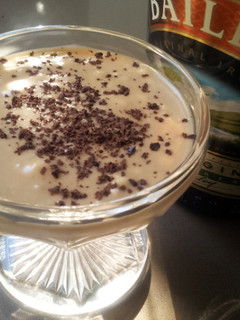 Una foto de Copa de turrón de jijona, nata y baileys