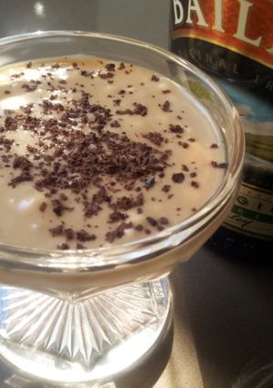 Una foto de Copa de turrón de jijona, nata y baileys