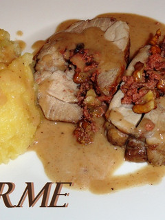 Una foto de Pierna de lechazo rellena y puré de manzana