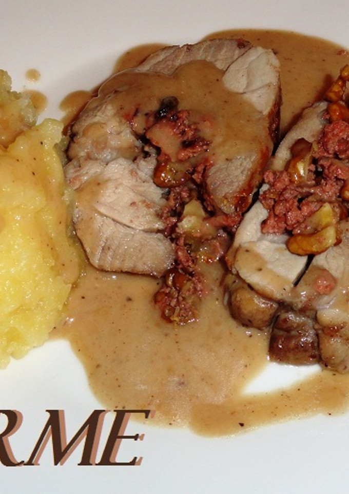 Una foto de Pierna de lechazo rellena y puré de manzana