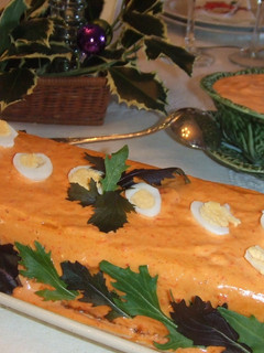 Una foto de Pastel de cabracho con mayonesa de piquillos y pimientos confitados