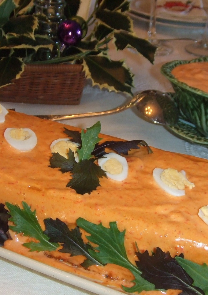 Una foto de Pastel de cabracho con mayonesa de piquillos y pimientos confitados