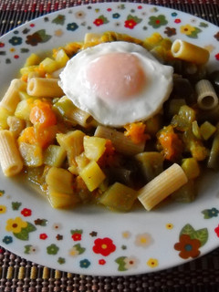 Una foto de Macarrones integrales con pisto de calabaza