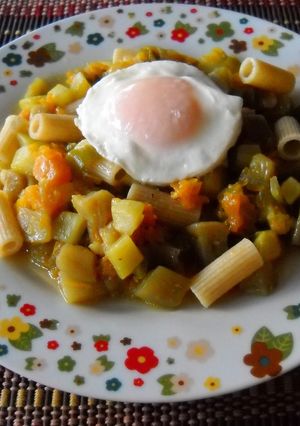 Una foto de Macarrones integrales con pisto de calabaza